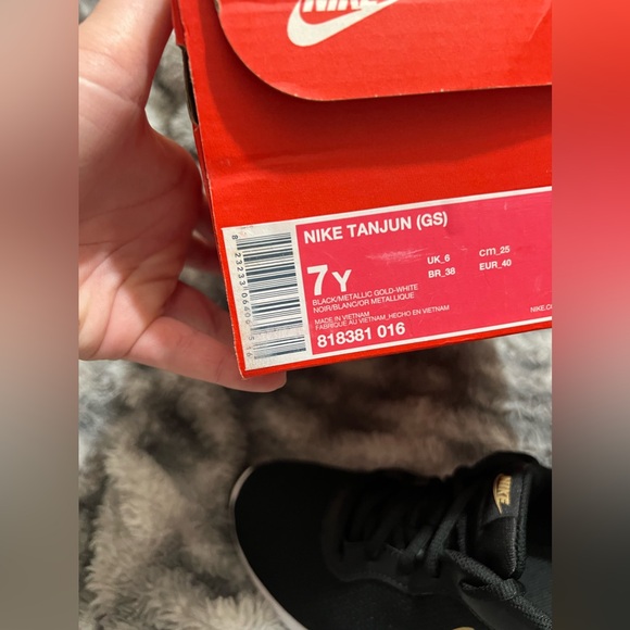 125:Nike Tanjun : Youth Size 7Y: Black / White- Gold - Picture 8 of 8